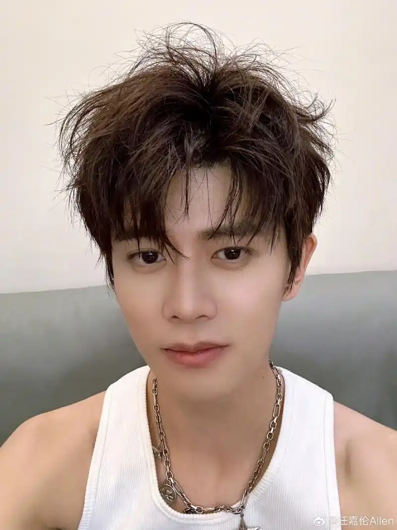 任嘉伦# 大帅哥发自拍了