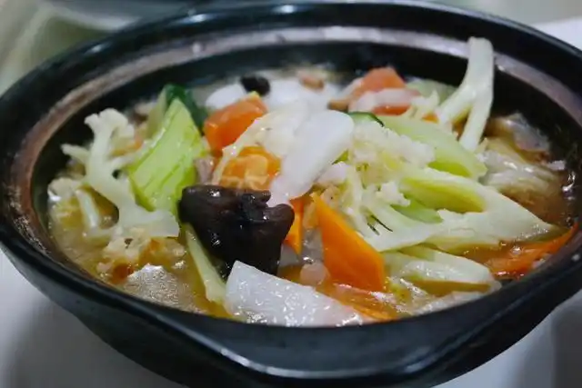 闽南杂菜煲看似有些普通,它组合了花菜,胡萝卜等多种蔬菜,但却是很多