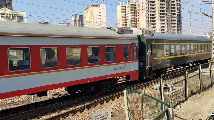 北京铁路局开行k4885/6次(天津-运城),车底中包含三节原色25g("红皮车