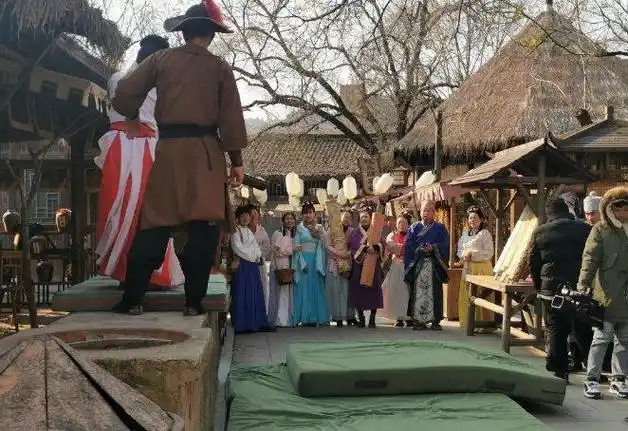 横店群演校花泛滥,70元一天只能吃盒饭,全靠晚上兼职维持生活|群演