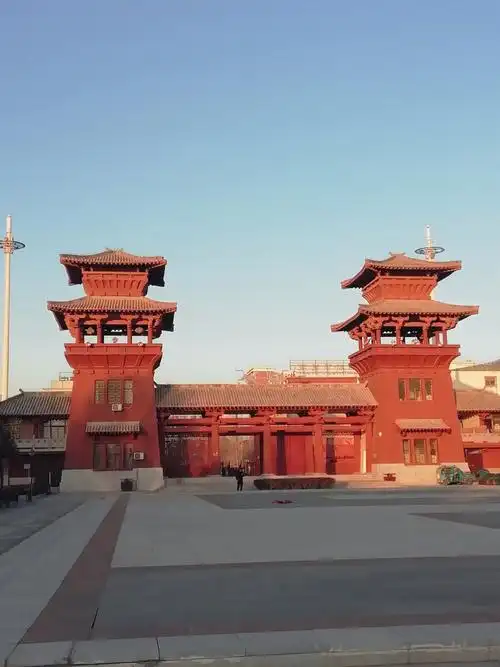 希望你也来这里看看,这是濮阳市戚城公园的一个门.