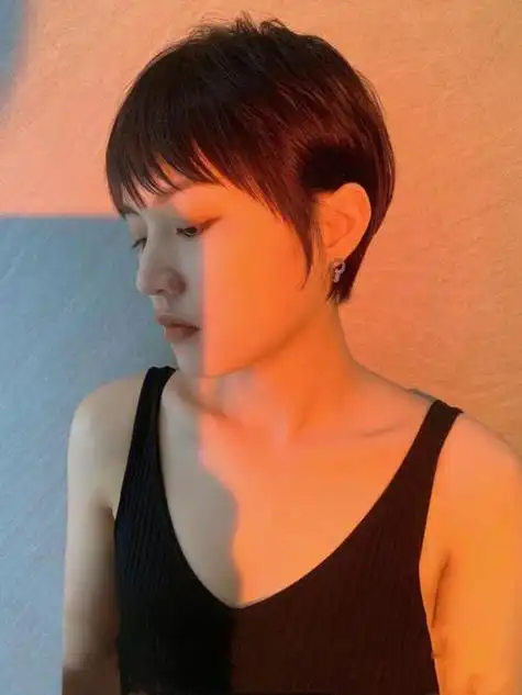 大学生活真实日常短发女生(大学生短发发型2021年最新款女图片)