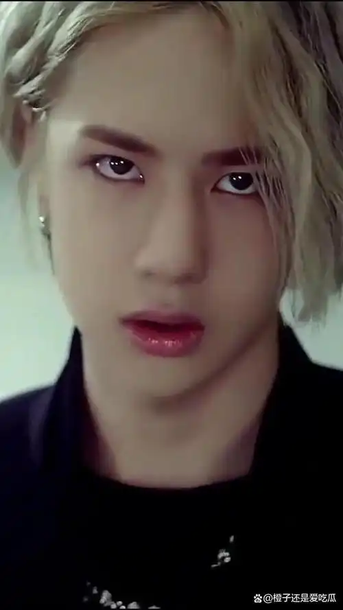 王一博出生于1997年,是河南洛阳人,从小时候的照片来看,家庭是比较