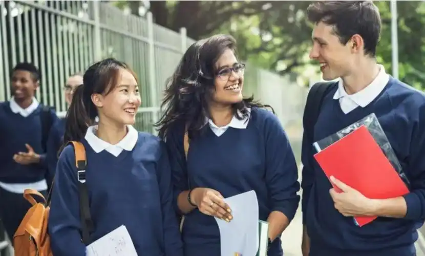 赴美留学生迎来返校季(赴美留学生迎来返校季,机场排千米长队)--118留