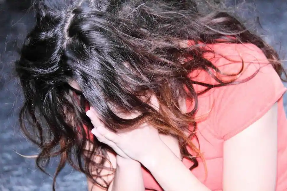 苦难,坐在地上哭泣的女孩