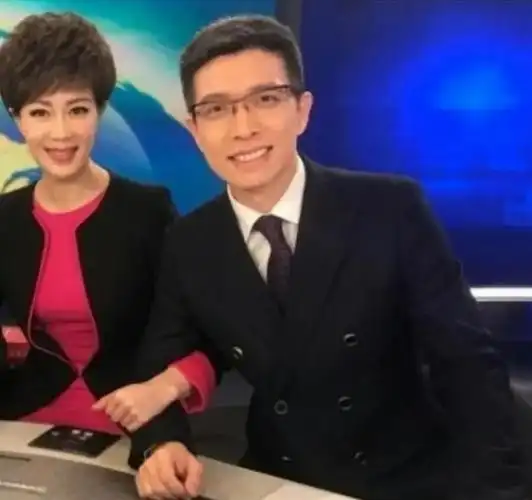 回顾"央视梗王"朱广权:年轻时是帅小伙,今44岁白了头都没结婚