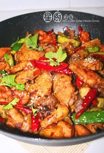 香辣干锅鸡翅的做法_【四川天府之都的美味】香辣干锅鸡翅_菜谱_美食