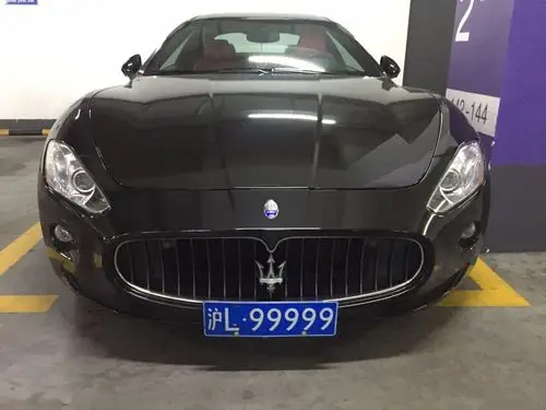 地库偶遇一台玛莎拉蒂车牌号比车还贵网友有王者归来的感觉