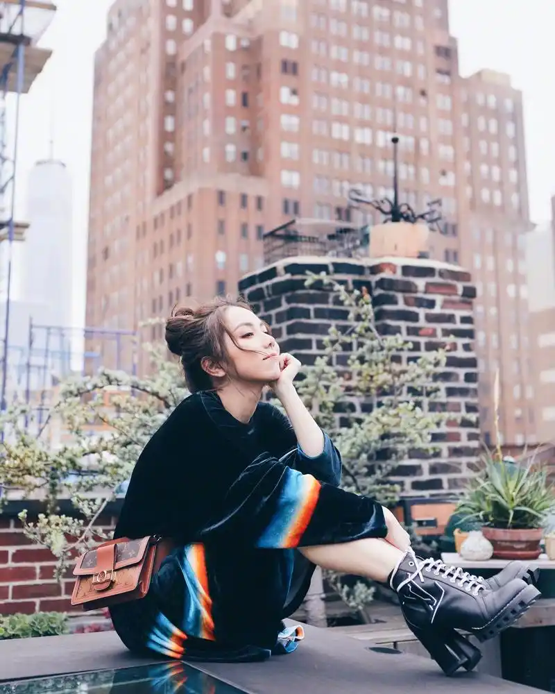 远离皮裤的邓紫棋,变身时尚达人,私服穿搭清新又时髦