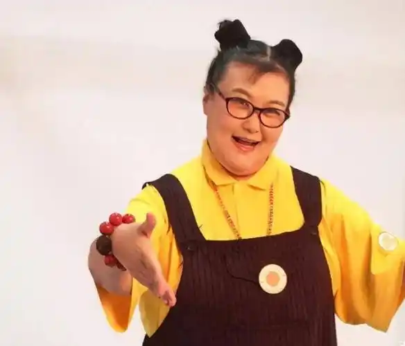 她有着独一无二的身材,却极具才能,她是喜剧演员谢晶晶_女明星_时候