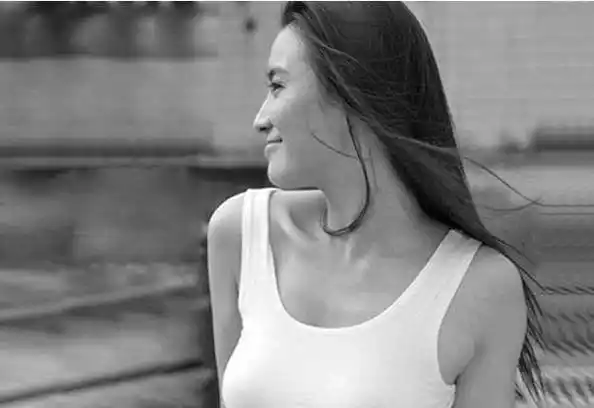 宋佳穿着"老汉背心"还挺招摇,大肆展示曲线美,腰部刺青略霸气_照片