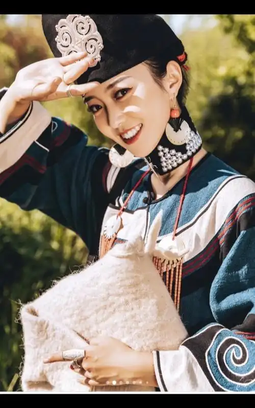 来了   彝族美女加彝族火爆全网的歌曲