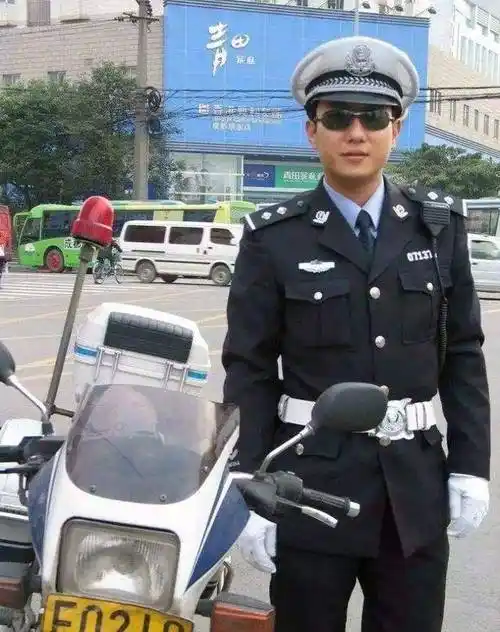 原创谭sir老陈同是网红警官在脱下警服以后一人向左一人向右