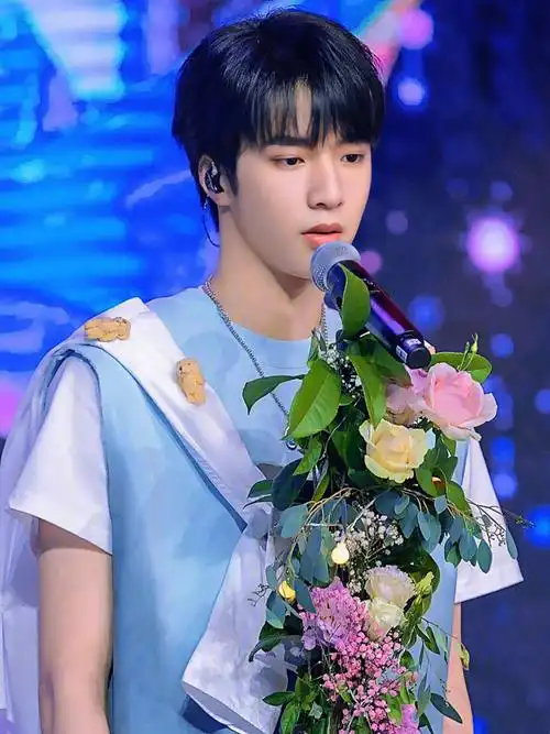 刘耀文和花的合影