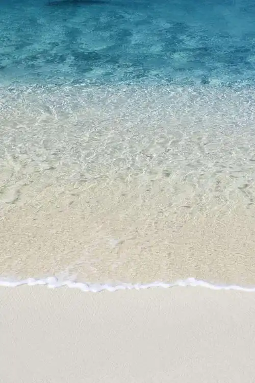 清澈的海水唯美沙滩大海安卓手机壁纸下载