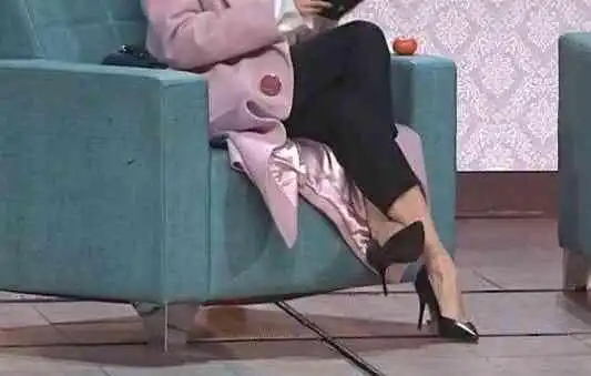 张小斐翘二郎腿小品视频(最新版贾玲张小斐小品完整版)-天晟网