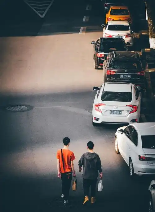 梧桐雨摄影创作的《人来人往》