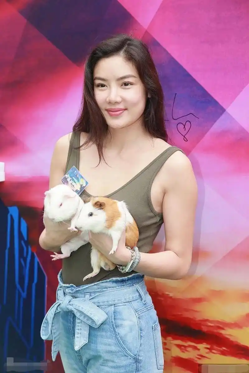 黎明前妻乐基儿,身穿紧身背心,搭配纸袋腰牛仔裤,时髦减龄!