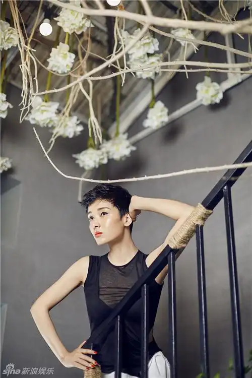 黄曼最新时尚大片曝光 优雅性感知性迷人