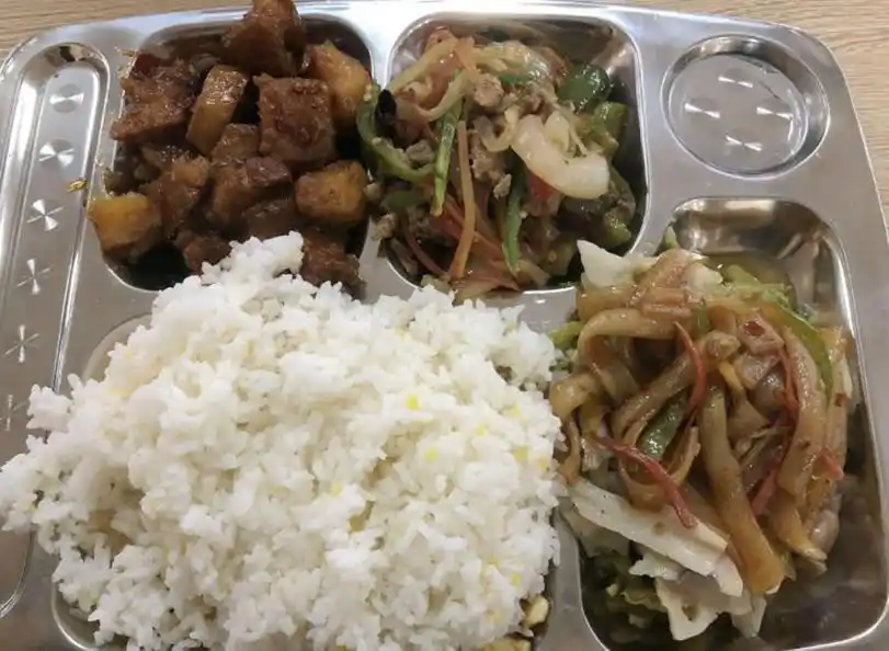 工厂伙食每餐8元,你觉得这样的菜品值这个价吗?