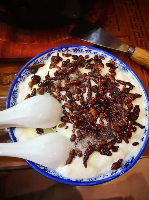 藏式酸奶.上面红色的东西是人参果,可以煮粥喝.