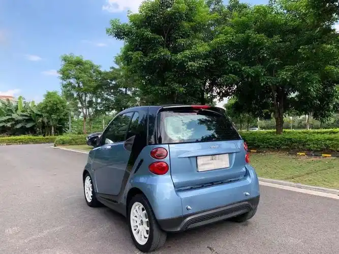 2015年奔驰斯玛特售价48万是一部迷人的小型汽车俗称小精灵