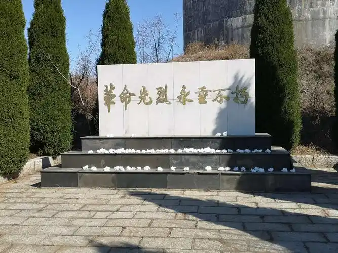 弘扬爱国精神"烈士陵园祭扫活动