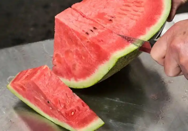 切西瓜「先用保鲜盒压一下」超省冰箱空间 大厨教你4种创意切法