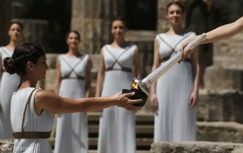 4月21日,里约奥运会圣火进行正式采集并开始传递.