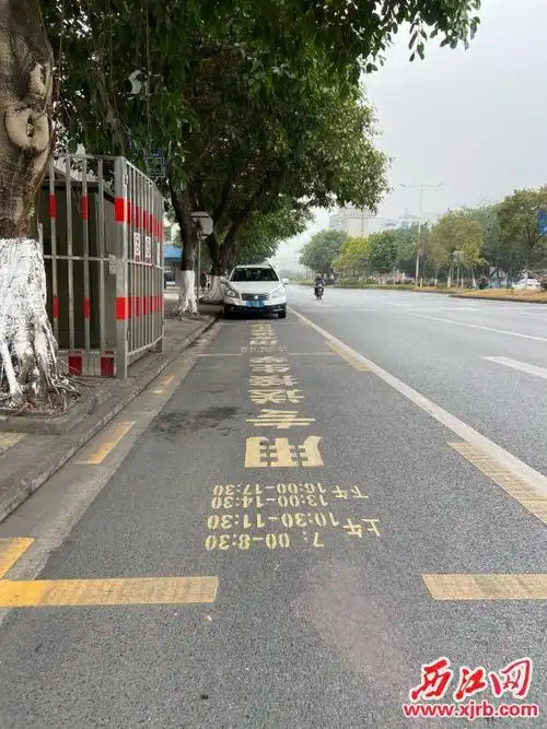 鼎湖在学校周边施划临时停车位获赞 时段停车位解决交通拥堵