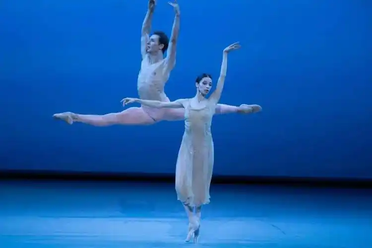 晚会的终场,来自俄罗斯莫斯科大剧院芭蕾舞团的首席演员伊丽莎白·科