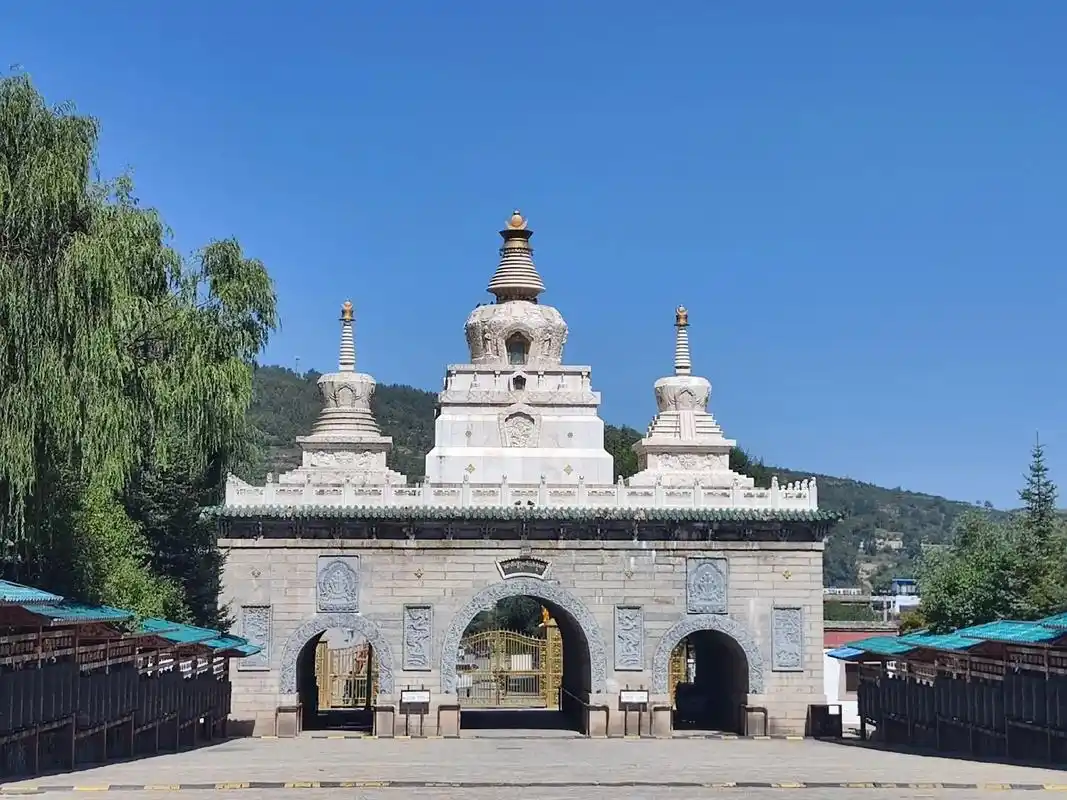 塔尔寺又名塔儿寺,位于西宁市湟中县,距西宁市区25公里,创建于明洪武