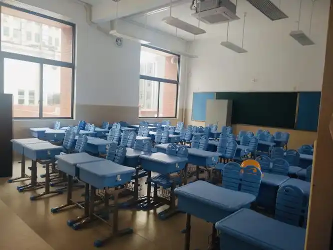 (图2:广州市铁一中学白云校区初中部教室)