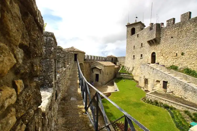 袖珍城堡古国--圣马力诺风光