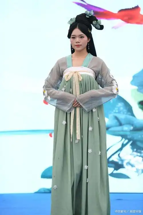 齐胸汉服,又称为"唐装",是中国古代汉族传统服饰的一种,源自唐朝,流传