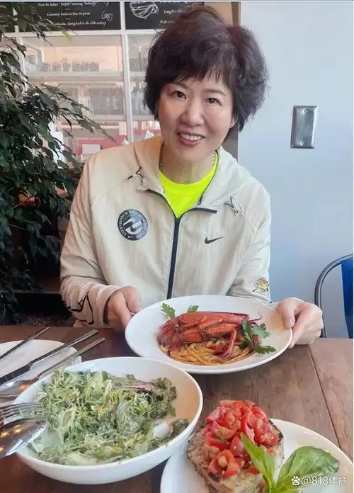 自从离开中国女排主教练的岗位之后,61岁的郎平就回到了美国洛杉矶