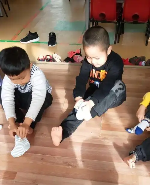 孩子光脚还是穿袜子好好多家长没弄懂看完总算明白了