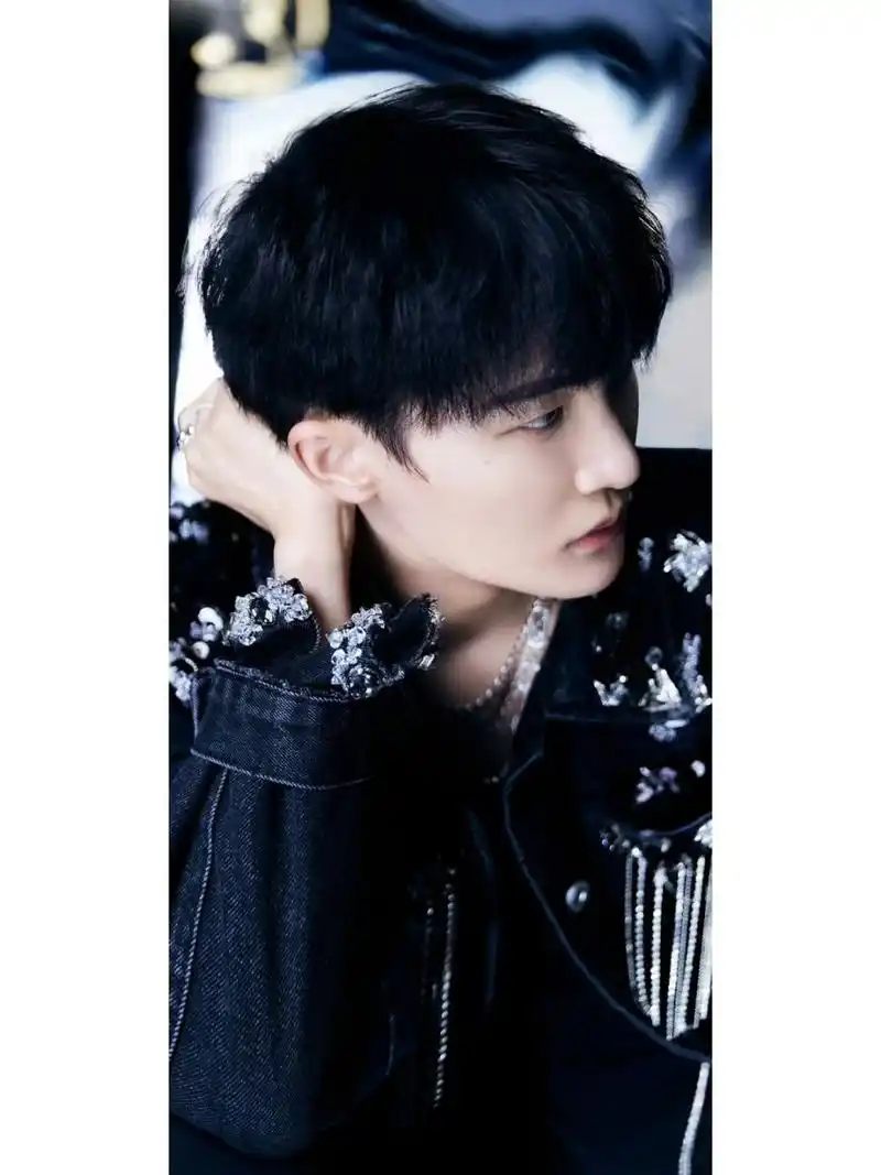 周深壁纸315662156681566帅爆了 #周深斗罗大陆2新歌舞台