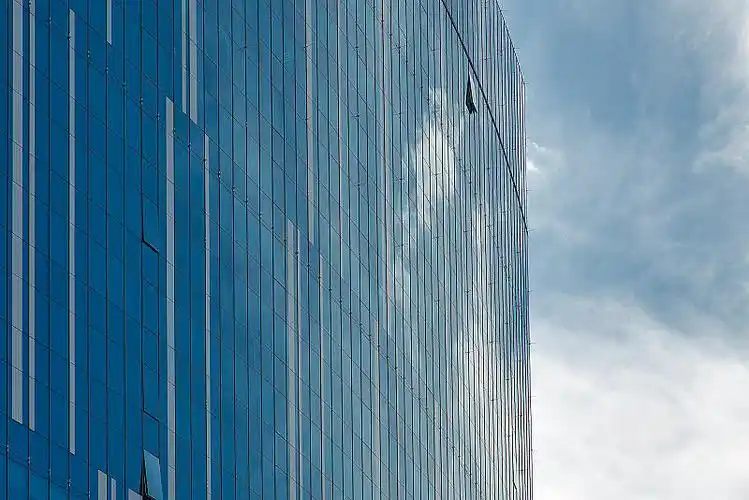 以蓝天为背景的现代摩天大楼.