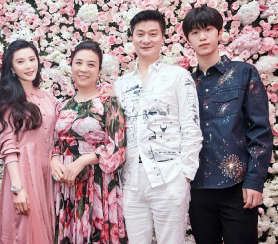 原创范冰冰未受风波影响晒家人合影庆生依偎在范丞丞怀里心情极佳