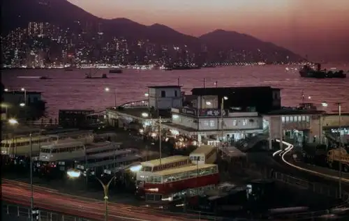 香港街头的各色霓虹灯广告牌,patrick zachmann 摄.尖沙咀北京道夜景.