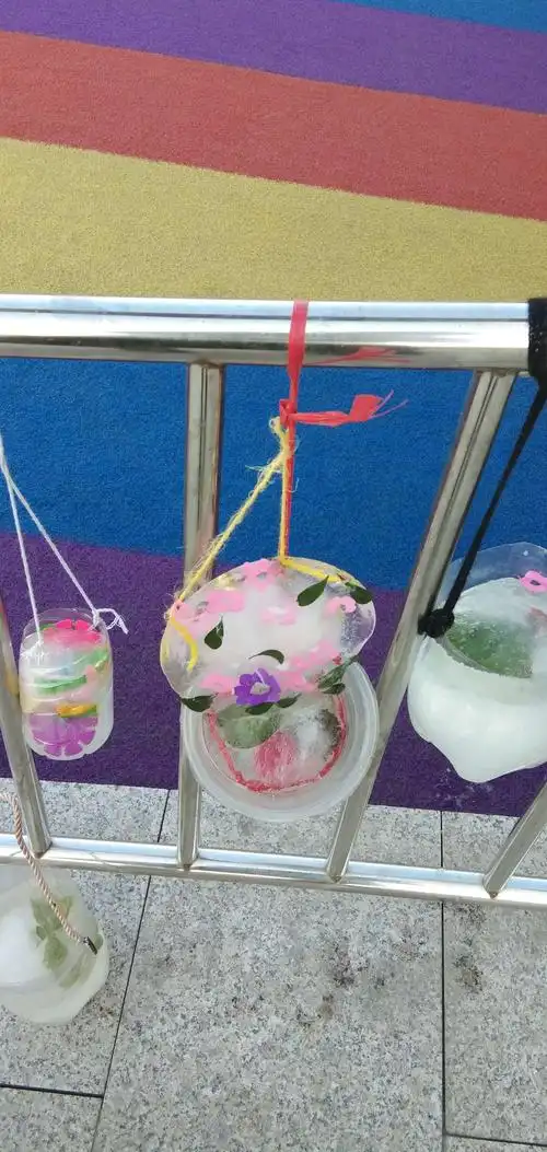 迁西县三屯营小学幼儿园欢庆元旦--—制作美丽冰花