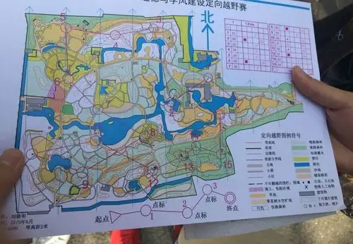 亲子 定向基础知识(一) 写美篇这是根据一张地图,一枚指北针,寻找方向