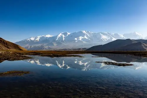 慕士塔格峰西坡下的喀拉库勒湖.