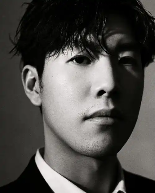 lpl选手十周年黑白肖像定妆照:聚光灯下,神情专注令人动容