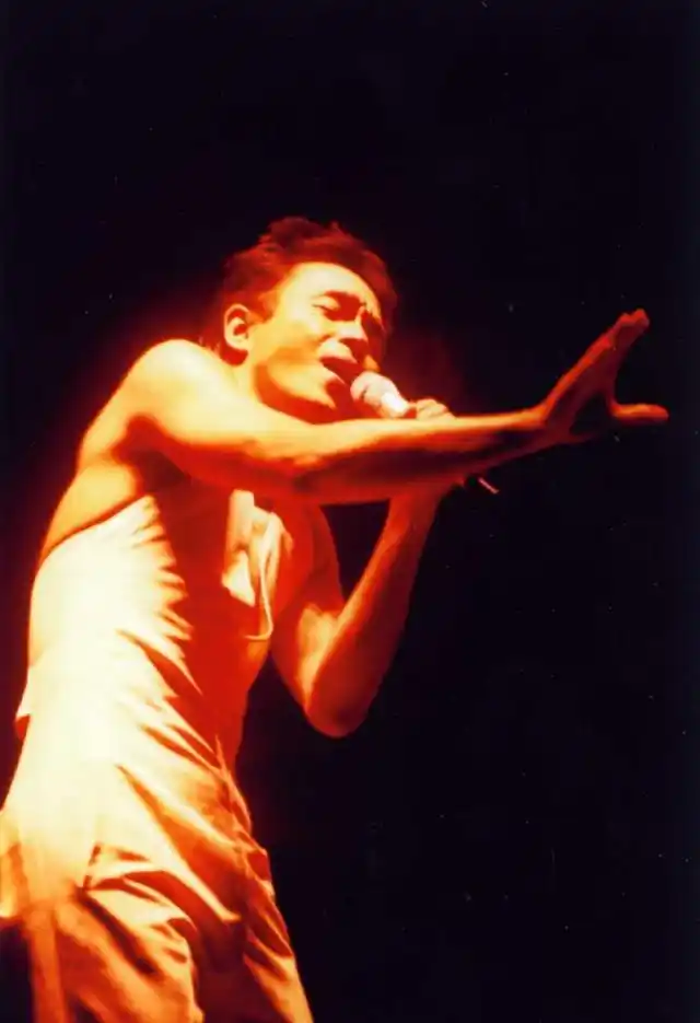 张国荣2000年热情演唱会高清大图,太经典了.