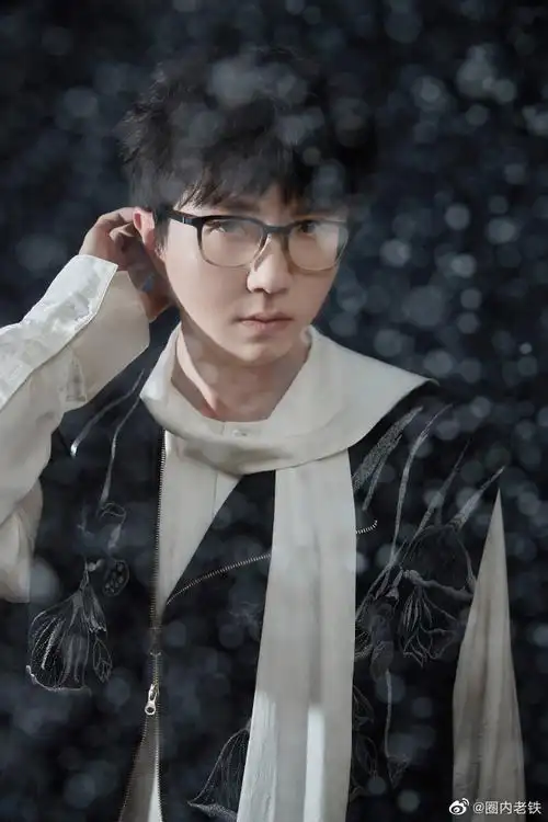 毛不易光影变幻写真##毛不易六周年快乐