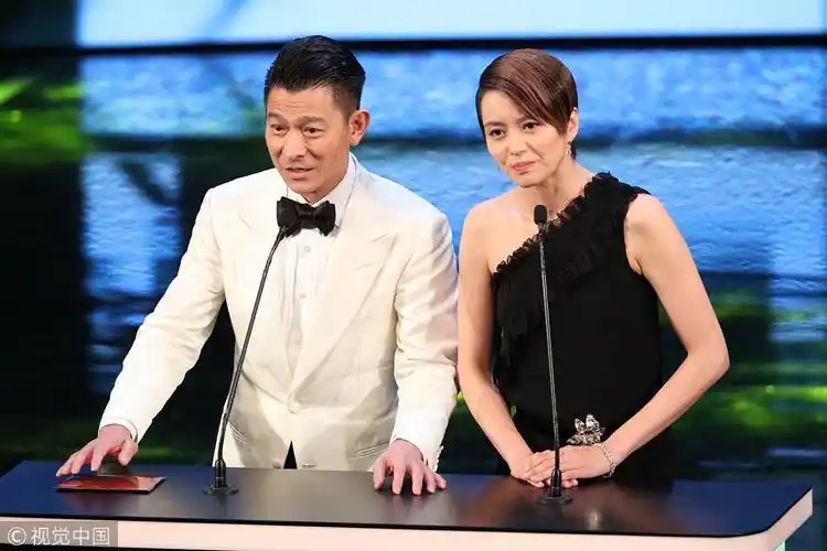刘德华梁咏琪合体颁奖.