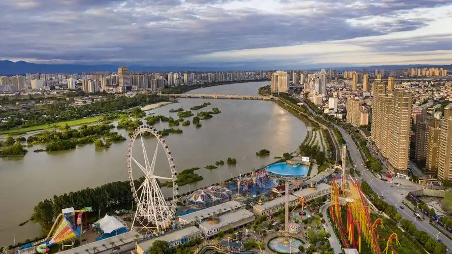 这是7月17日拍摄的汉中市汉江湿地旁的游乐场(无人机照片).