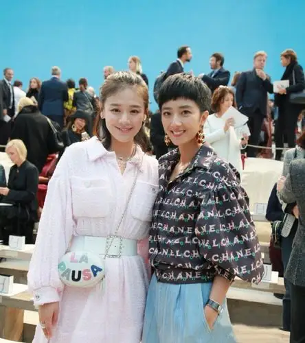 香奈儿秀场秒变朋友聚会?马思纯自拍秀合照真热闹